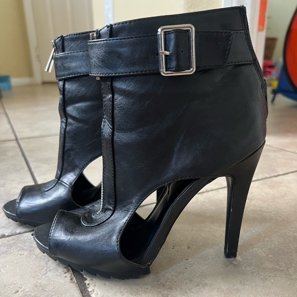 Charlotte Russe black leather open toe booties. Zip-up heels. Pumps. size 8 - Picture 2 of 6